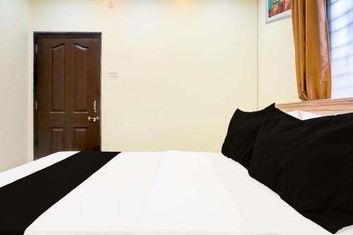 Postel nebo postele na pokoji v ubytování Hotel O Jaihind Building