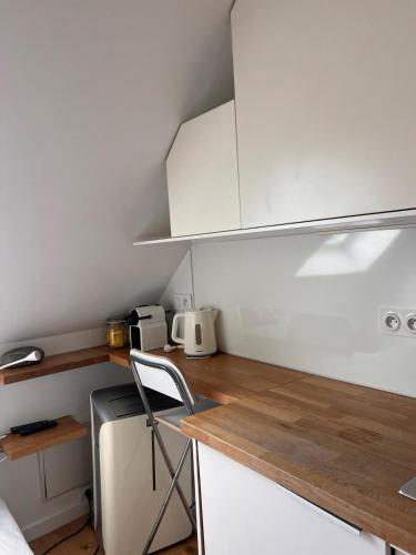 Photo de la galerie de l'établissement Central Historique Place Maubert Charmant Studio tout équipé climatisation ascenseur, à Paris