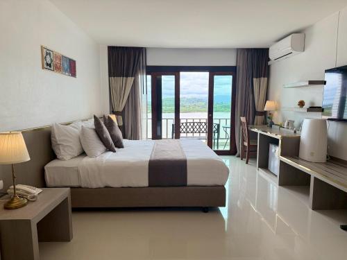 Postel nebo postele na pokoji v ubytování Siam Triangle Hotel Chiang Sean