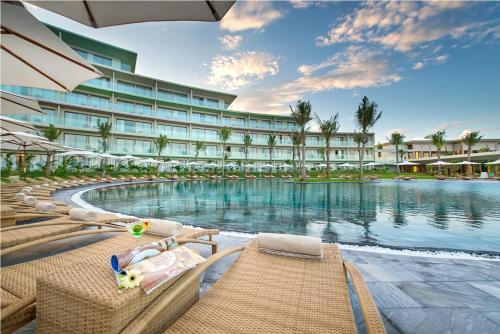 un hôtel avec une piscine et un complexe dans l'établissement FLC Luxury Hotel Samson, à Sầm Sơn