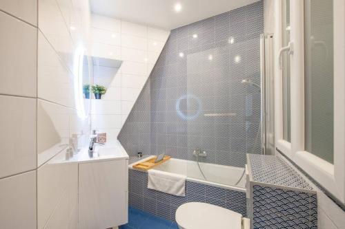 une salle de bain avec une douche, un lavabo et une baignoire dans l'établissement Stunning Parisian Getaway, à Paris