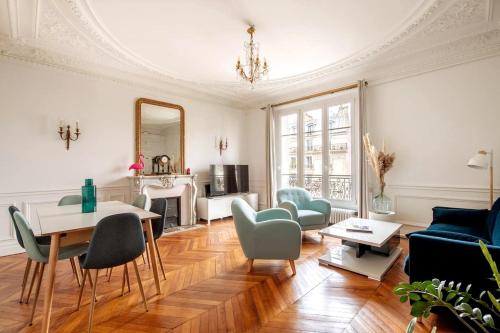 un salon avec une table et des chaises dans l'établissement Stunning Parisian Getaway, à Paris