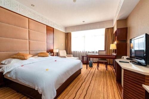 Ένα ή περισσότερα κρεβάτια σε δωμάτιο στο Golden Spring Hotel Lijiang