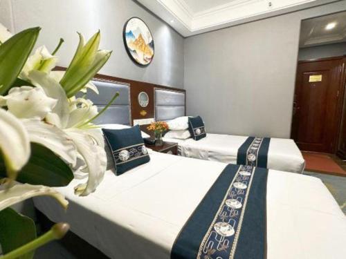 Dunhuang Dunhe Hotelにあるベッド