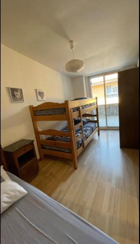 une chambre avec deux lits superposés dans une pièce dans l'établissement Maison de village atypique, à Cuers