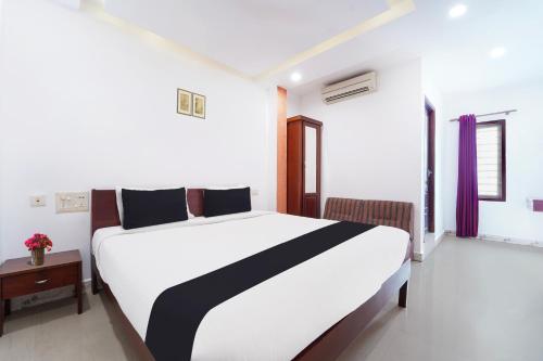 Postel nebo postele na pokoji v ubytování Super Townhouse City Center Ernakulam