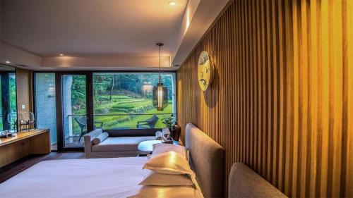 Un dormitorio con una cama y una sala de estar. en Tiantai Hotel, 