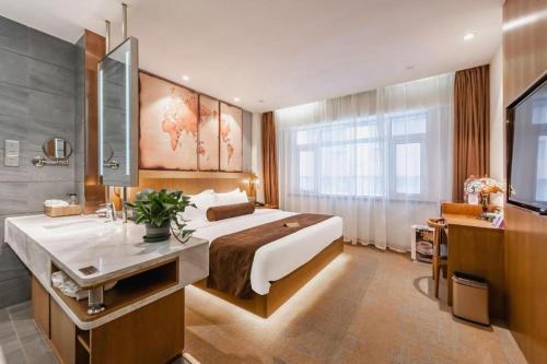 石家荘市にあるJames Joyce Coffetel Shijiazhuang Century Park Shiji Huamaoのホテルルーム(ベッド1台、シンク付)