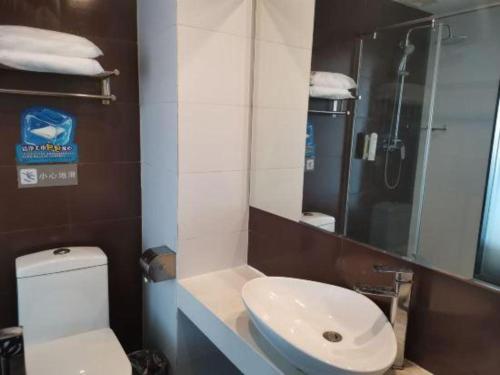 Ένα μπάνιο στο 7 Days Inn Tai'an Dongpingxi Hualian