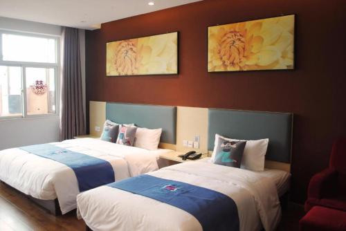 Una habitación de hotel con dos camas y una ventana. en PAI Hotels·Zanhuang Bus Station, en Zanhuang