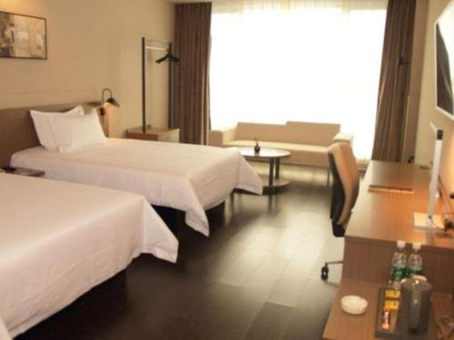 Ένα ή περισσότερα κρεβάτια σε δωμάτιο στο Jinjiang Inn Select Xixian New Distict Century Avenue