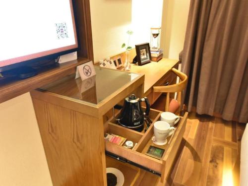 a hotel room with a desk with a television at James Joyce Coffetel·Chengdu Chunxi in Chengdu