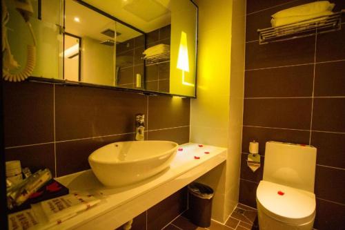 ein Badezimmer mit Waschbecken und Toilette in der Unterkunft IU Hotels·Yinchuan Railway Station in Yinchuan
