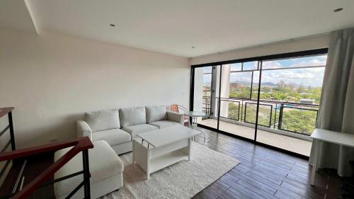 Χώρος καθιστικού στο Stylish Loft Condo in Boat Avenue Phuket