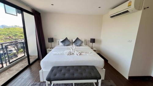 Ένα ή περισσότερα κρεβάτια σε δωμάτιο στο Stylish Loft Condo in Boat Avenue Phuket