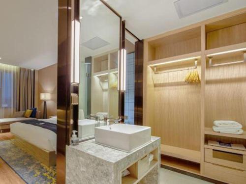 Katil atau katil-katil dalam bilik di Echarm Hotel Liuzhou High-speed Railway Station