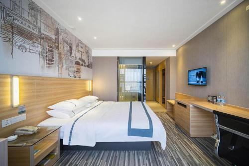 a large bedroom with a large bed and a desk at City Comfort Inn Lichuan Railway Station Tenglong Cave in Enshi