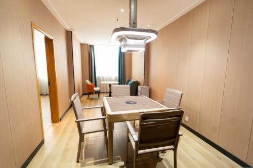 a dining room with a table and chairs at City Comfort Inn Yingcheng Railway Station Shanghe Square in Xiaogan