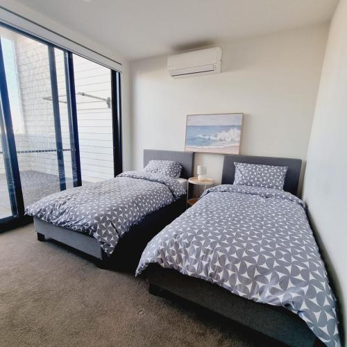 Ένα ή περισσότερα κρεβάτια σε δωμάτιο στο Cosy and comfortable family home across the lake