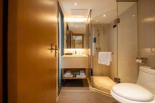 Un baño con inodoro, lavabo y ducha. en City Comfort Inn Changsha Railway Station Amiling Metro Station, en Changsha
