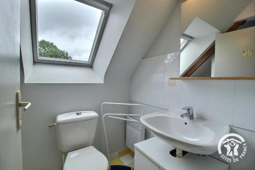 une salle de bain avec un lavabo et des toilettes et une fenêtre dans l'établissement Bouton d'or, à Pordic