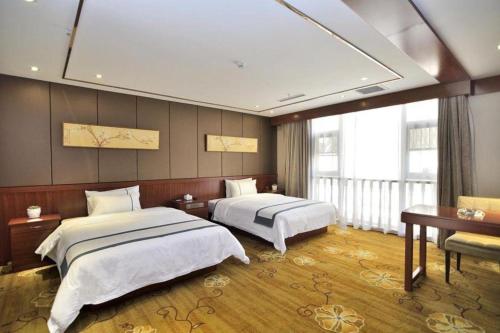 Un pat sau paturi într-o cameră la City Comfort Inn Kunming Xinluojiu Bay Guangju Road