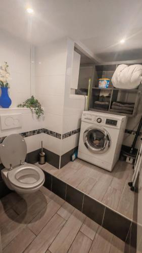 La salle de bains est pourvue de toilettes et d'un lave-linge. dans l'établissement Le Balcon de Sadi Carnot Plein centre historique, à La Ciotat