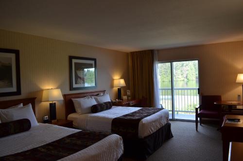 Ένα ή περισσότερα κρεβάτια σε δωμάτιο στο Inn on Long Lake