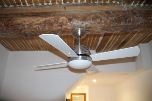 a ceiling fan hanging from a ceiling at Le Pairou in Nice