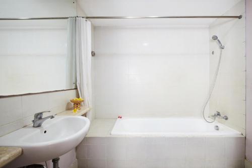 Grand Santhi Hotelにあるバスルーム