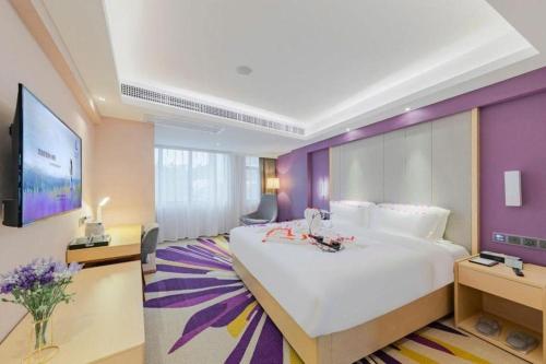 a large bedroom with a large bed and purple walls at Lavande Hotel Shenzhen Bay Houhai Avenue in Shenzhen