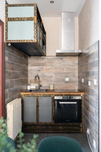 - une cuisine avec un évier et un miroir dans l'établissement Nîmes centre, à Nîmes