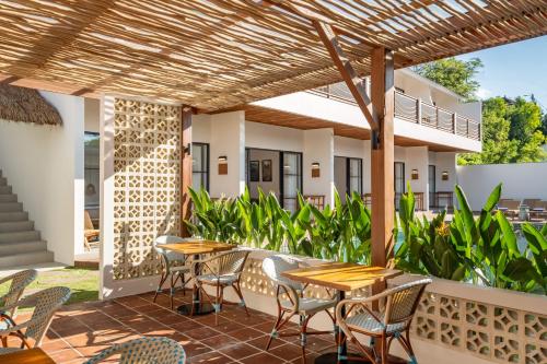 Un balcón o terraza de CHAO Villas Rooms Recovery Spa
