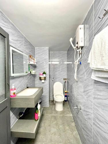 Ένα μπάνιο στο Violet Modern loft - Style Studio and Kichen
