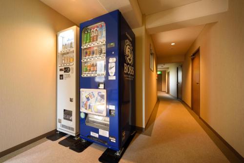 una máquina expendedora en un pasillo de un edificio en Hotel Park Sendai 2, en Sendai