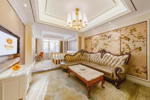 a living room with a couch and a table at Vienna Hotel Guangdong Shantou South Bus Station in Shantou