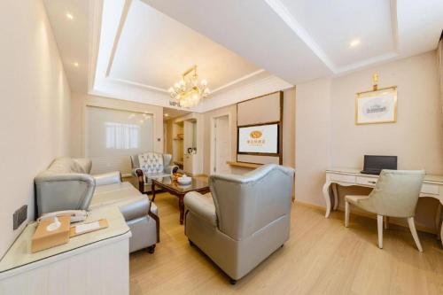 a living room with a couch and a table at Vienna Hotel Guangdong Shantou South Bus Station in Shantou