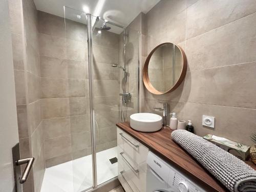une salle de bain avec une douche, un lavabo et un miroir dans l'établissement Paradis- 4 PERS, Neuf, Hyper centre ! Plage à 2 mn- Climatisé, à Saint-Raphaël