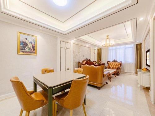 a dining room with a table and chairs at Vienna Hotel Guangdong Shantou South Bus Station in Shantou