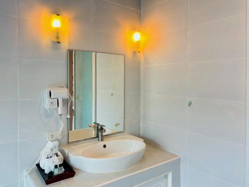 a bathroom with a sink and a mirror at Baan Phing Phu Praew Cha-Am Resort บ้านพิงภูแพรว รีสอร์ท ชะอำ in Cha Am