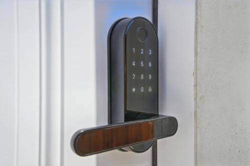 a close up of a door handle on a door at La Tierra House 15 Min to Beach Movie Lounge in Hawthorne