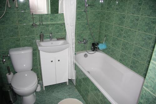 ポジェブラディにあるAngel Room Poděbradyのバスルーム(トイレ、バスタブ、シンク付)