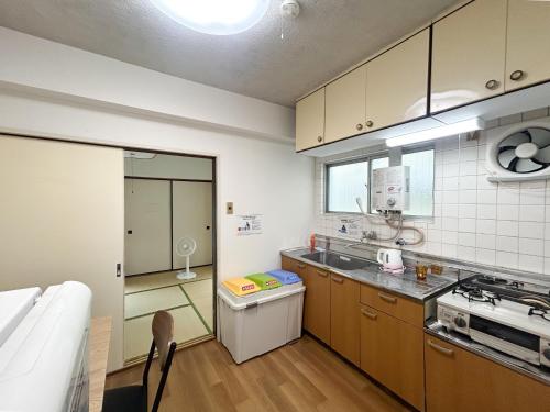 a kitchen with a sink and a counter top at 駅から徒歩5分池袋まで電車で5分の好立地 in Tokyo
