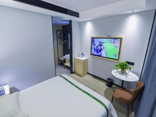 Μια τηλεόραση ή/και κέντρο ψυχαγωγίας στο GreenTree Inn Express Fuyang University Town West High-Speed Railway Station