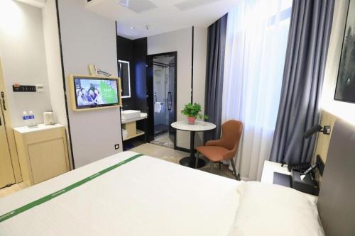 Μια τηλεόραση ή/και κέντρο ψυχαγωγίας στο GreenTree Inn Express Fuyang University Town West High-Speed Railway Station