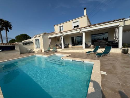 une grande piscine devant une maison dans l'établissement Villa élégance et sérénité, à Gignac