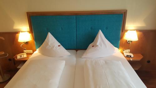 Una cama o camas en una habitación de Hotel Cebulj