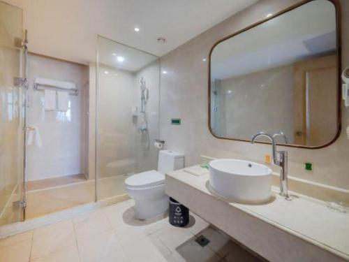 ein Badezimmer mit Waschbecken, Toilette und Dusche in der Unterkunft Vienna Hotel Shenzhen Guanlan Shanshuitianyuan Xintian in Tiantangwei