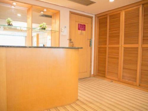 a bar in a room with wooden walls and wooden floors at New Pearl River Hotel in Guangzhou