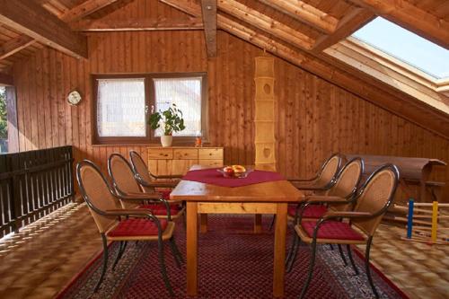 a dining room with a table and chairs at Ferienwohnung Achhammer in Riedenburg